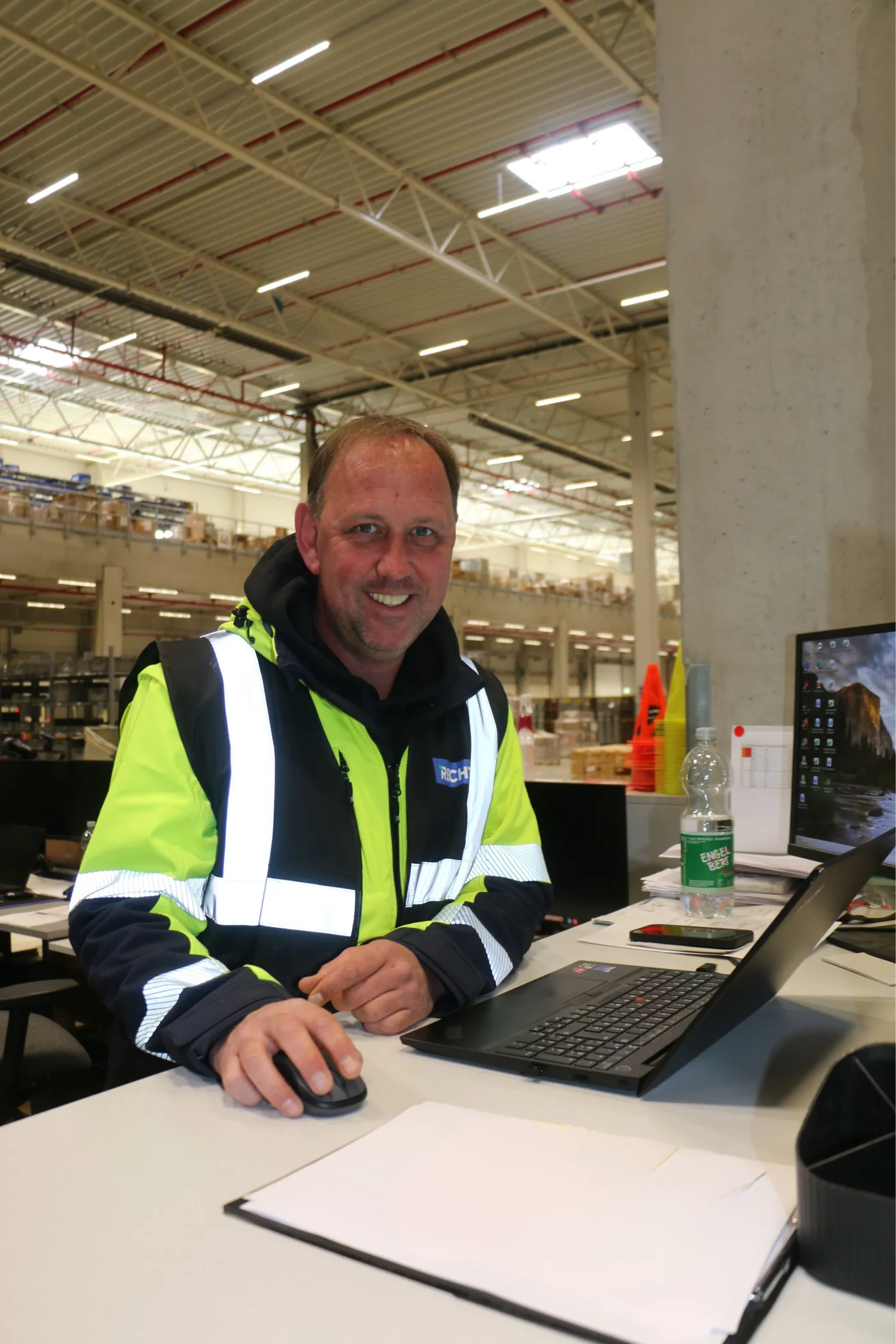 Mitarbeiter im Logistikzentrum von RECHT Kontraktlogistik