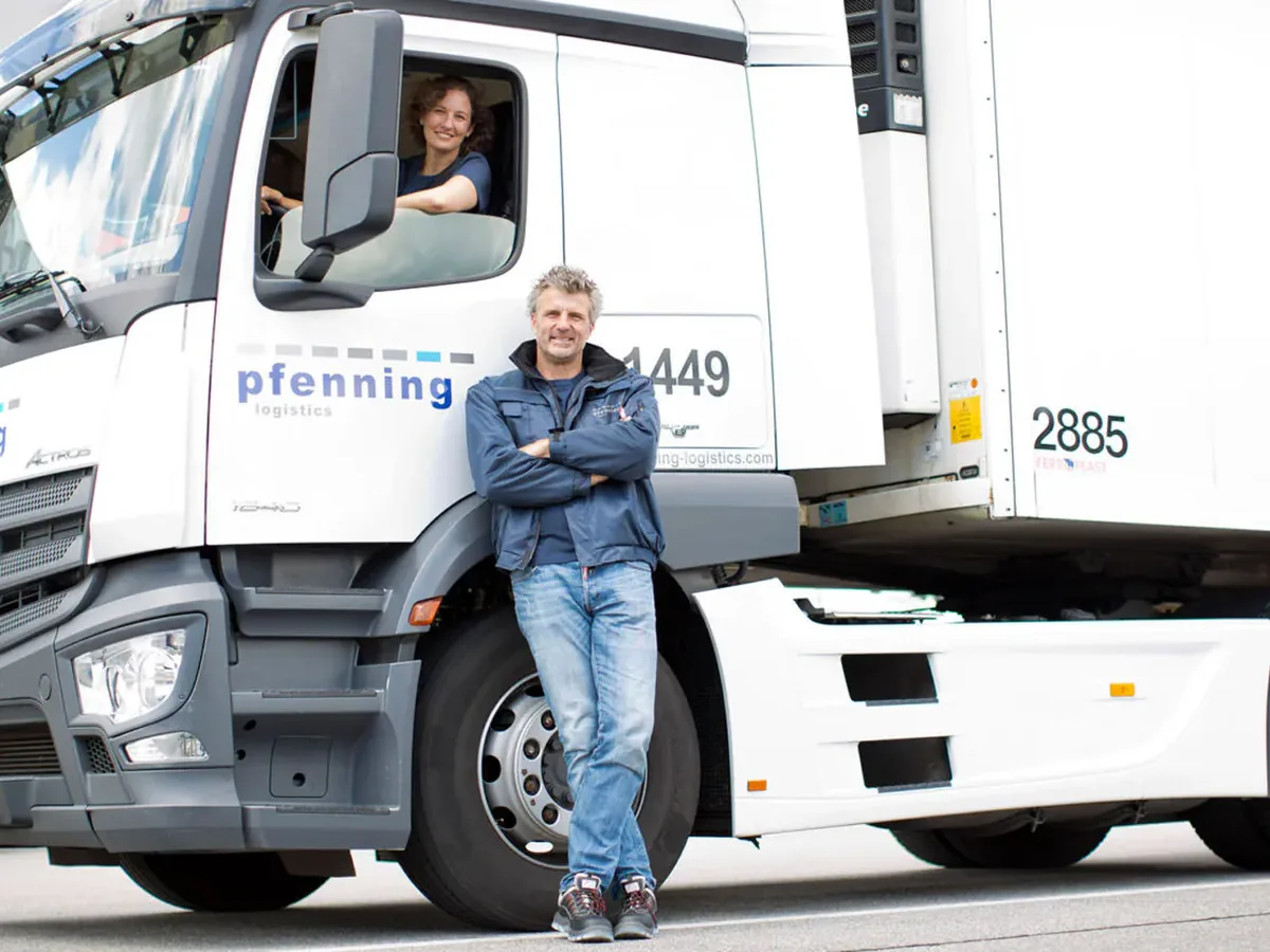 Fahrer und Fahrerin am Pfenning-LKW