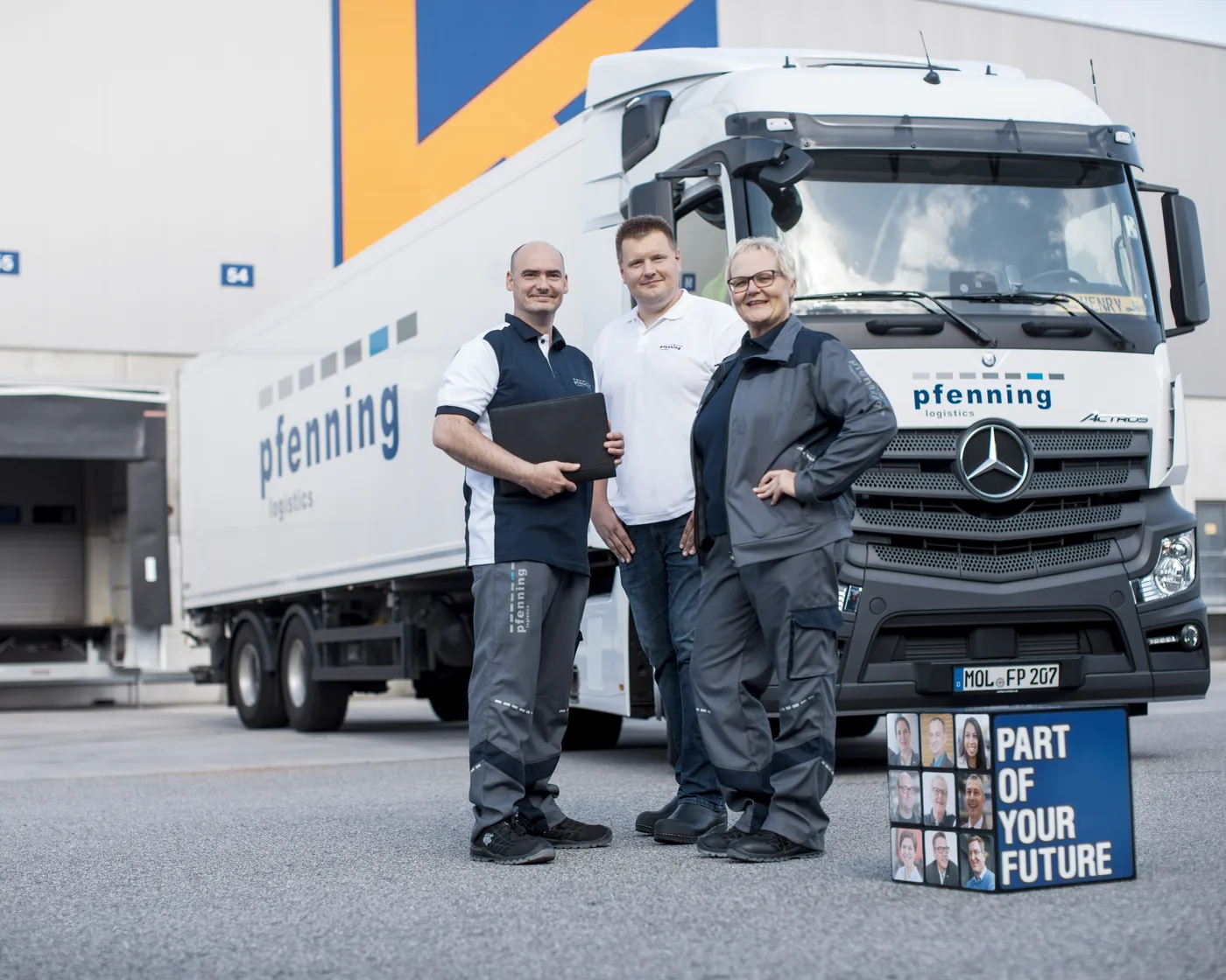 Pfenning-Team vor dem LKW