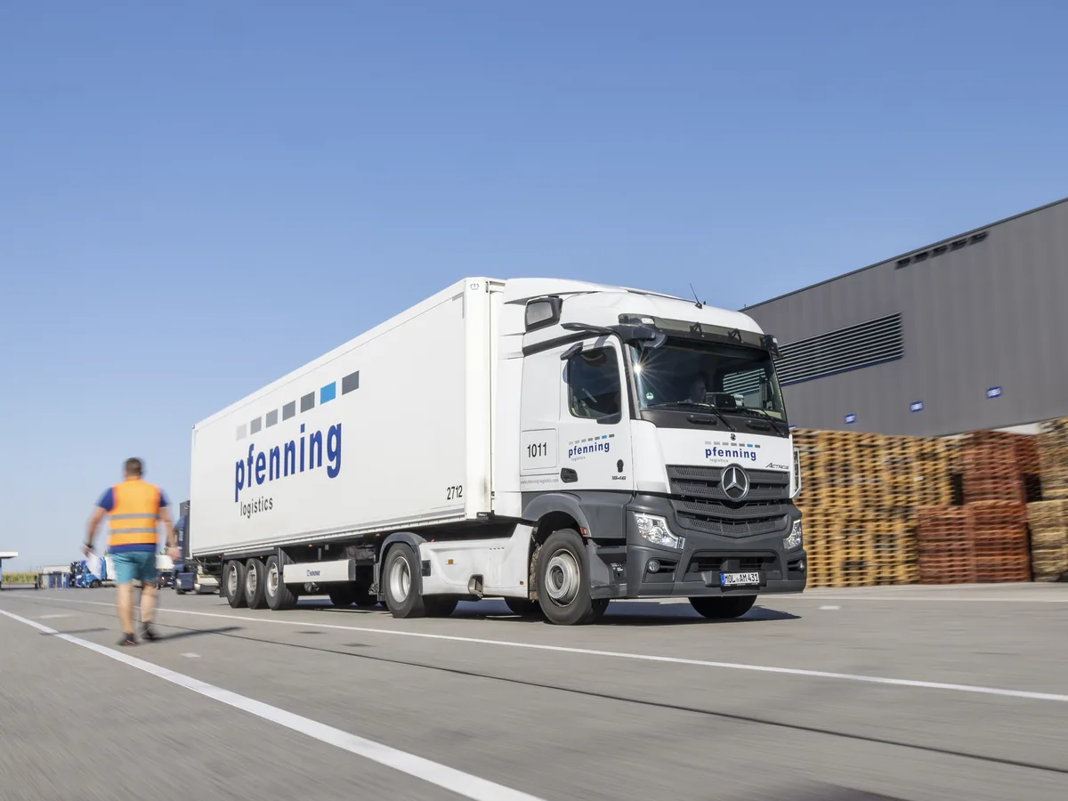 Pfenning-LKW mit Mitarbeiter auf dem Gelände