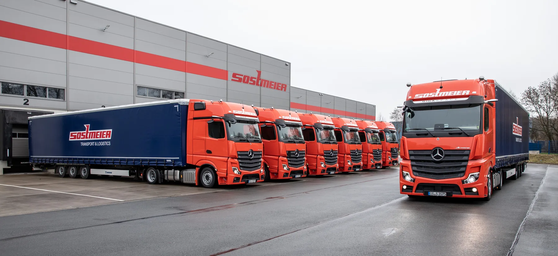 Sostmeier Actros-Flotte vor dem Lager