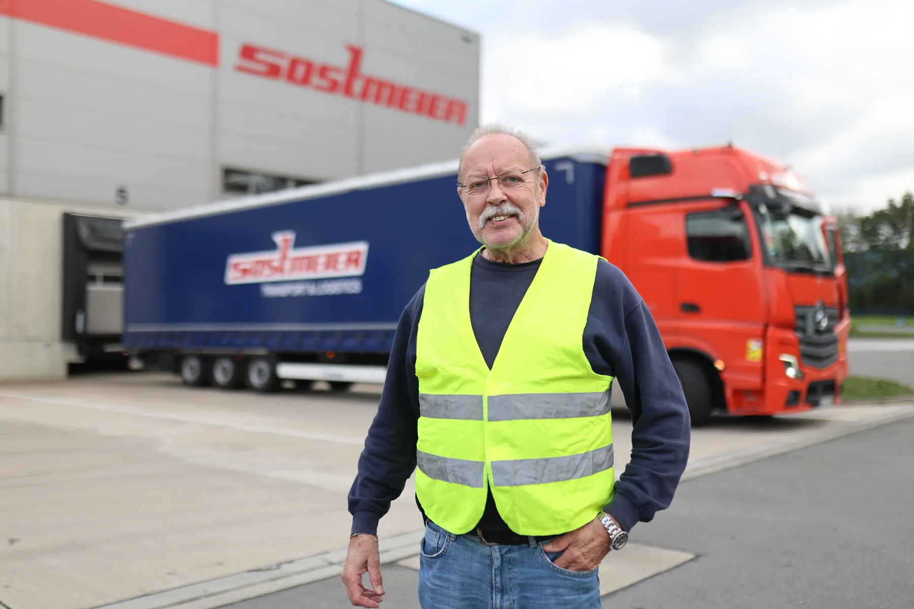 Fahrer vor dem Sostmeier Actros