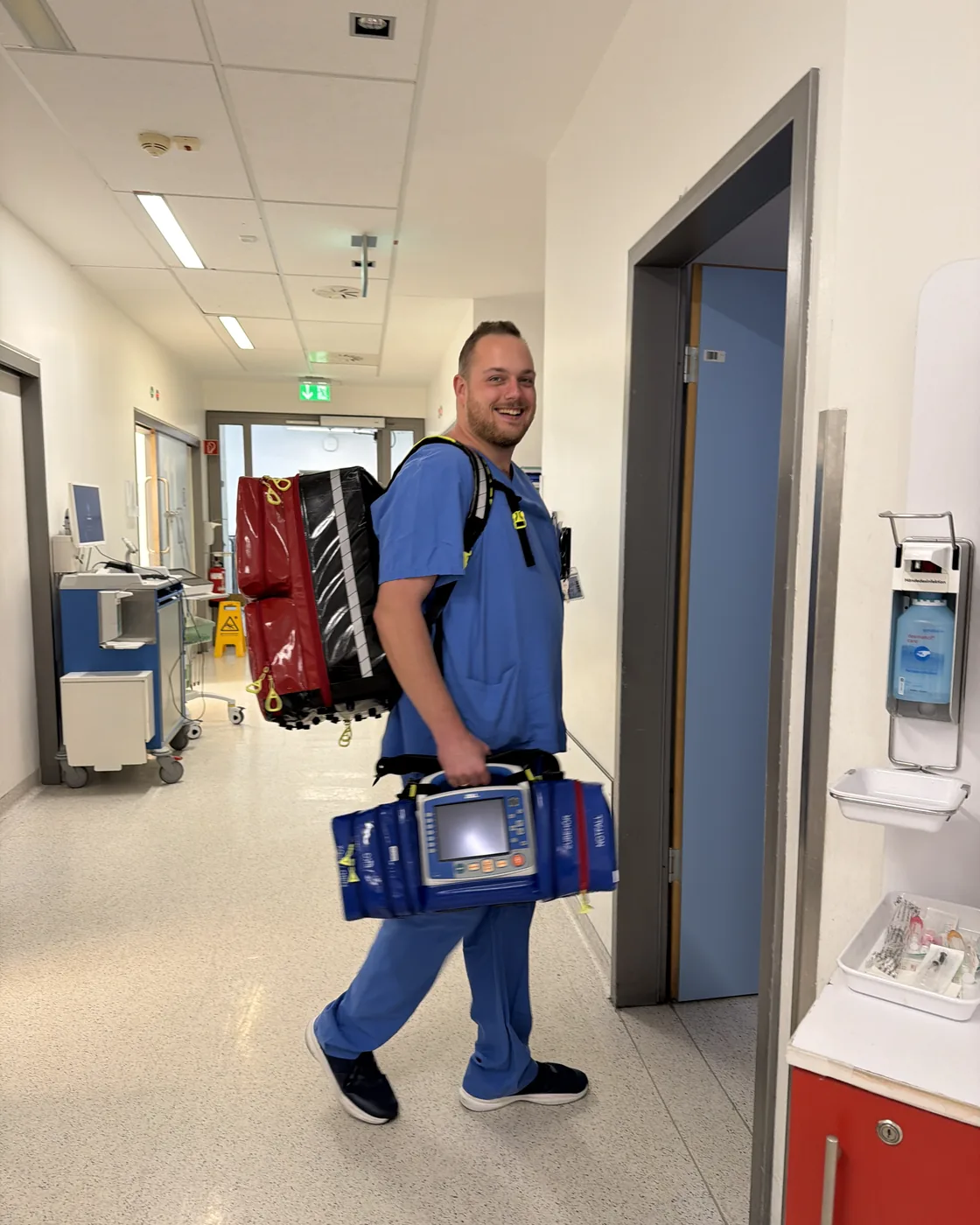 Pflegefachkraft mit Notfallrucksack