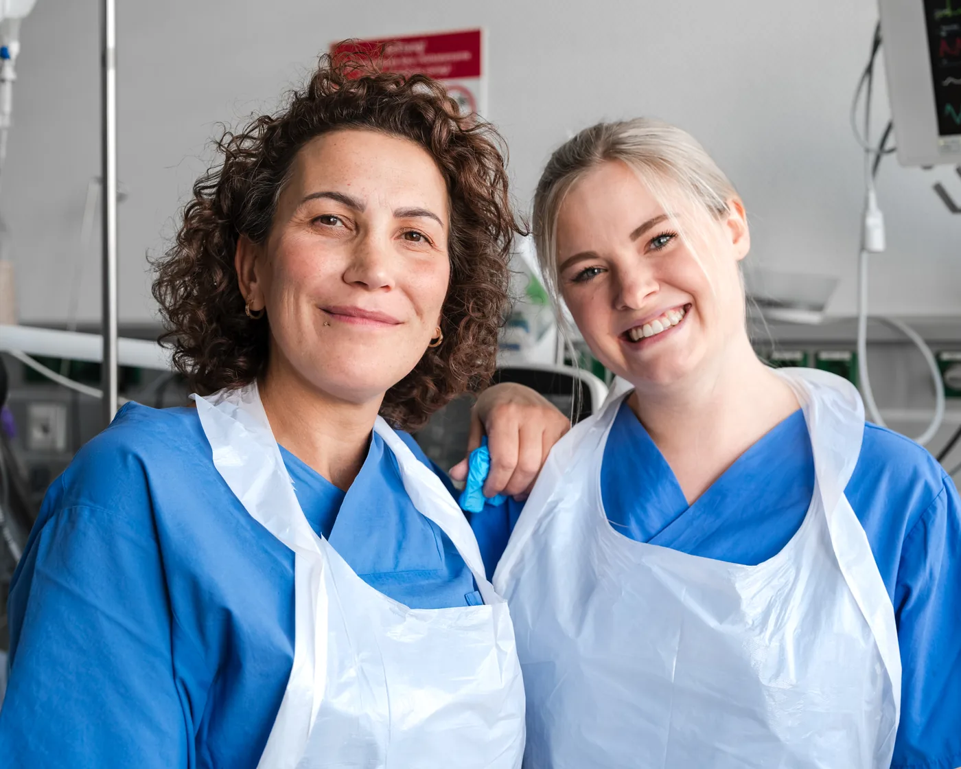 Zwei Pflegefachkräfte auf der Intensivstation im Franziskus Krankenhaus Linz