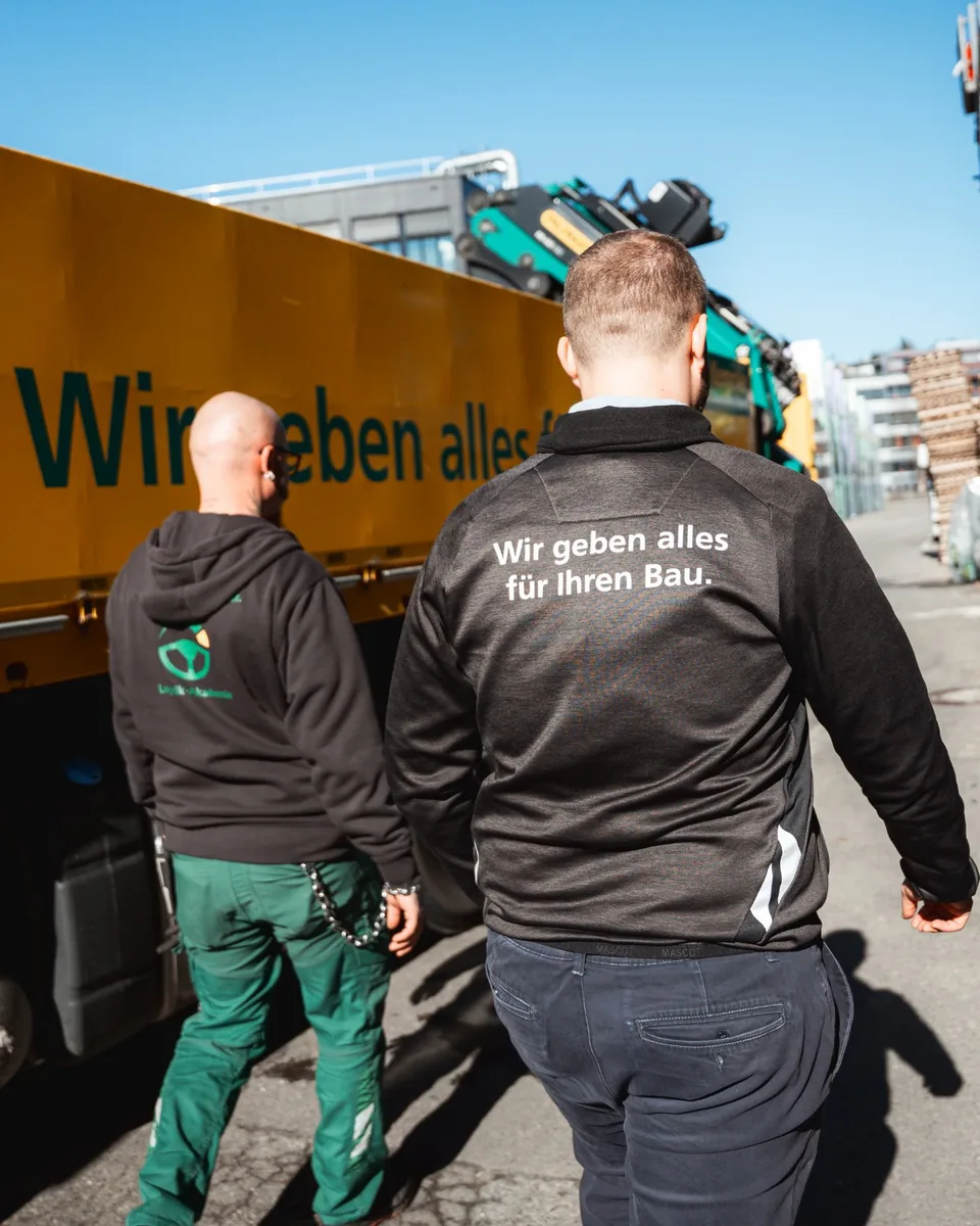 Zwei Kemmler-Kollegen am LKW mit Ladekran