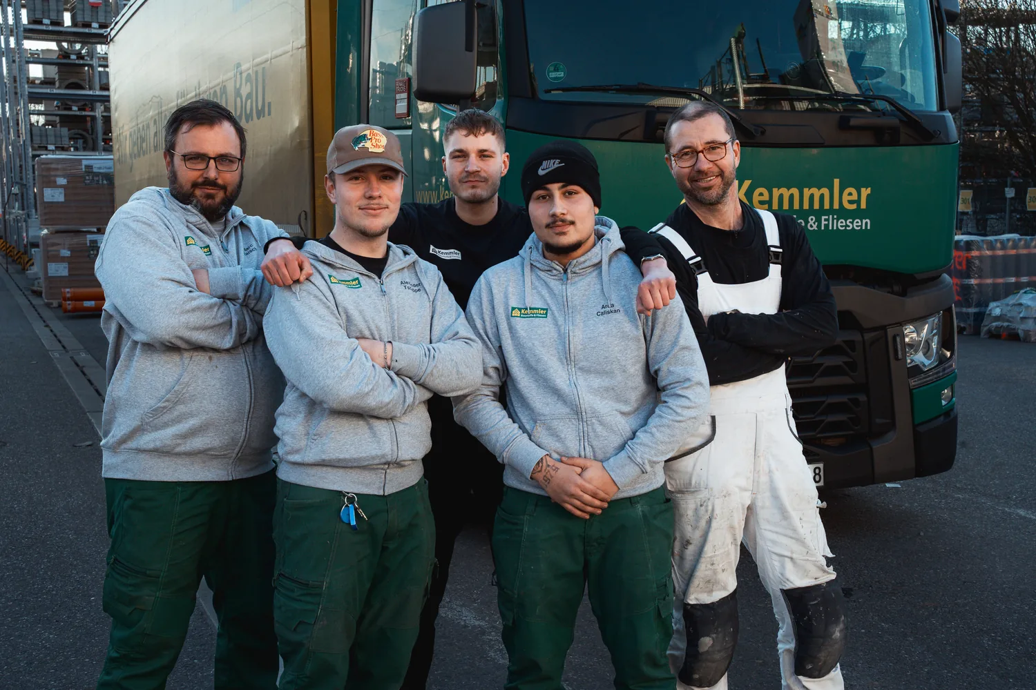 Kemmler-Team vor einem Kemmler-LKW