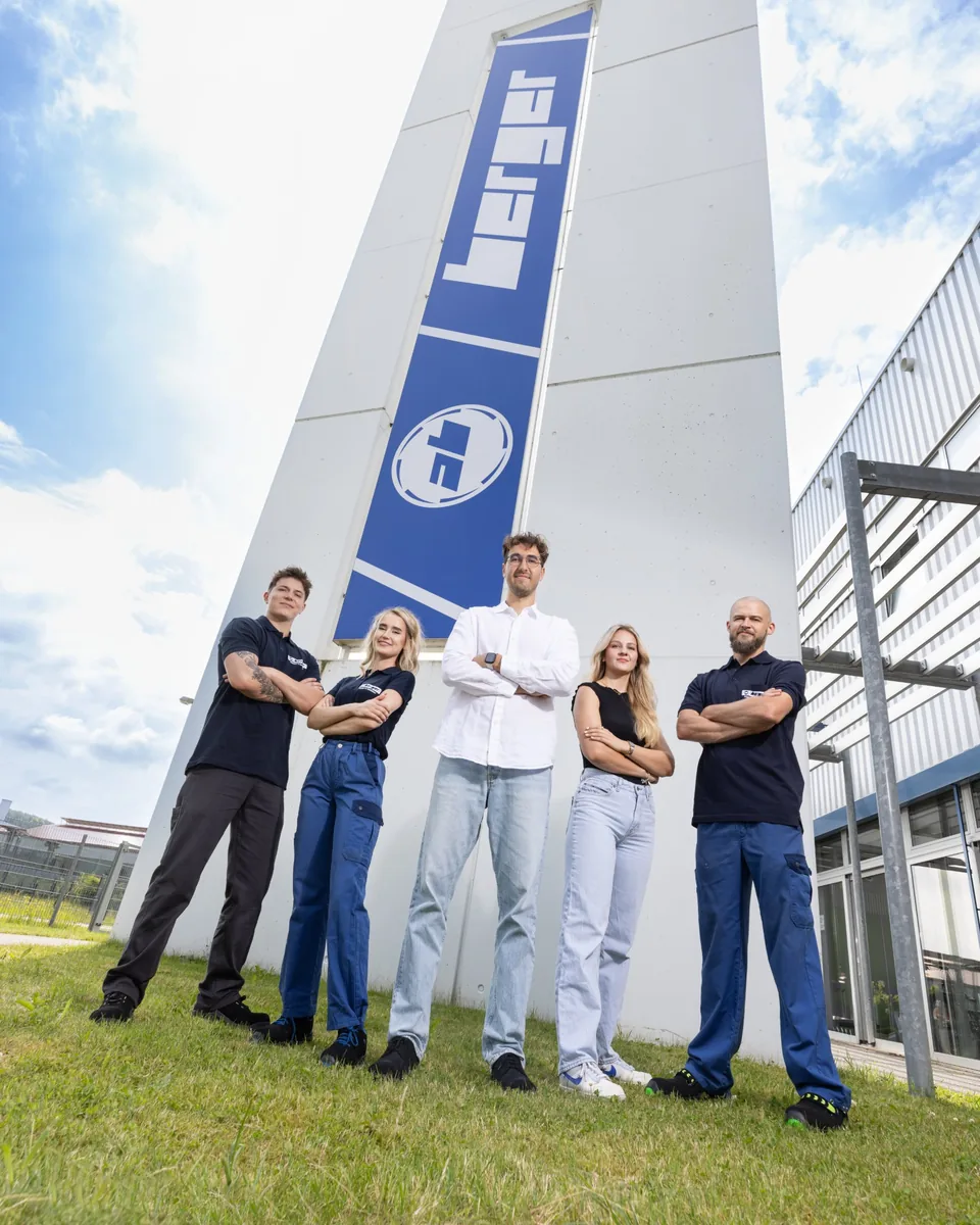 Berger-Team vor dem Firmengebäude