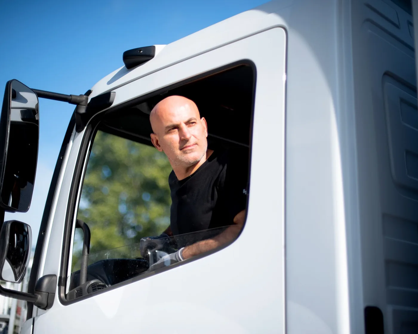 LKW-Fahrer von 4Wheels in der Fahrerkabine