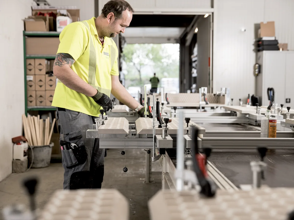 Arbeitsplatz mit Spanntischen in der Werkstatt