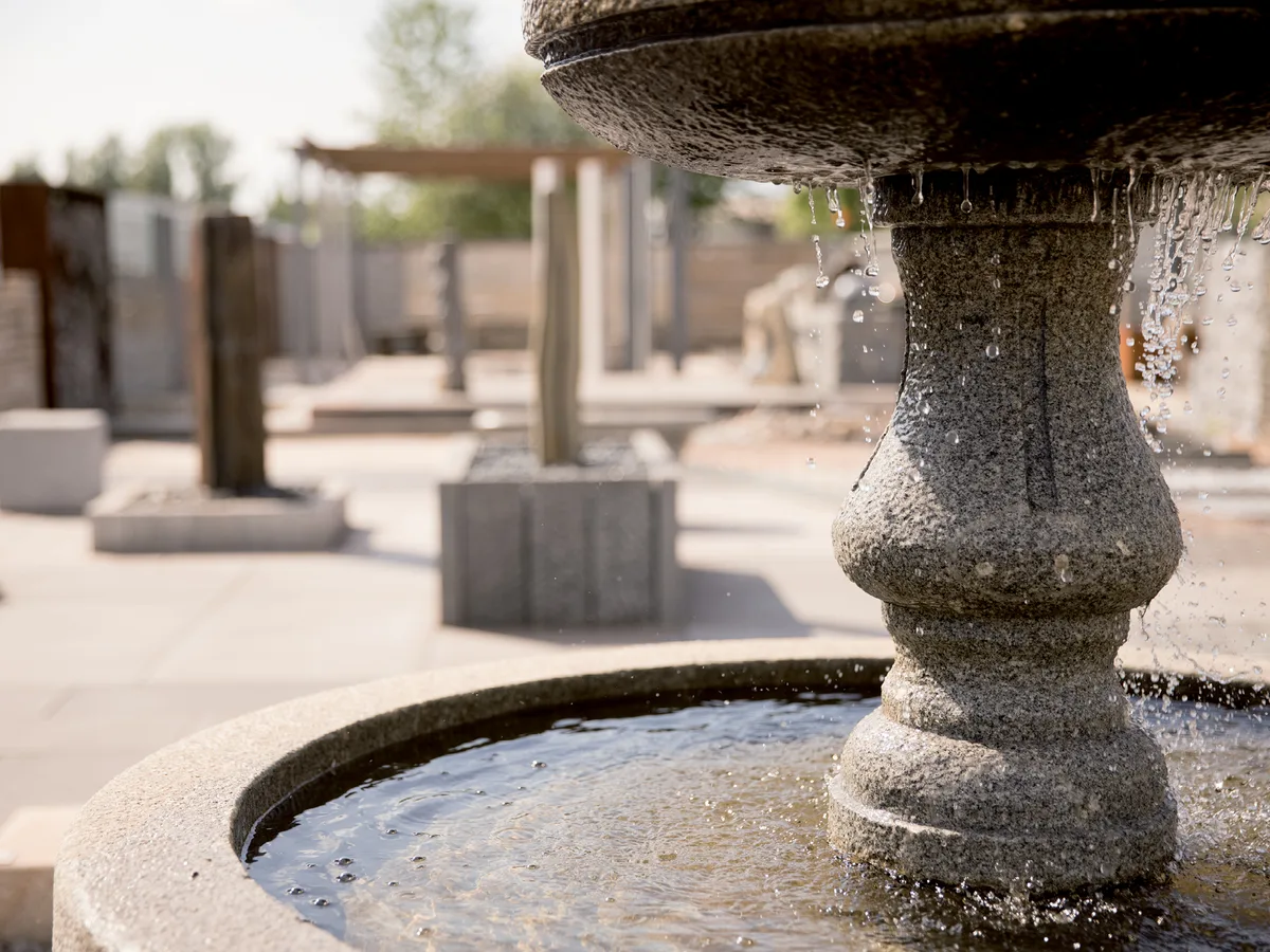 Brunnen aus Naturstein in der Ausstellung