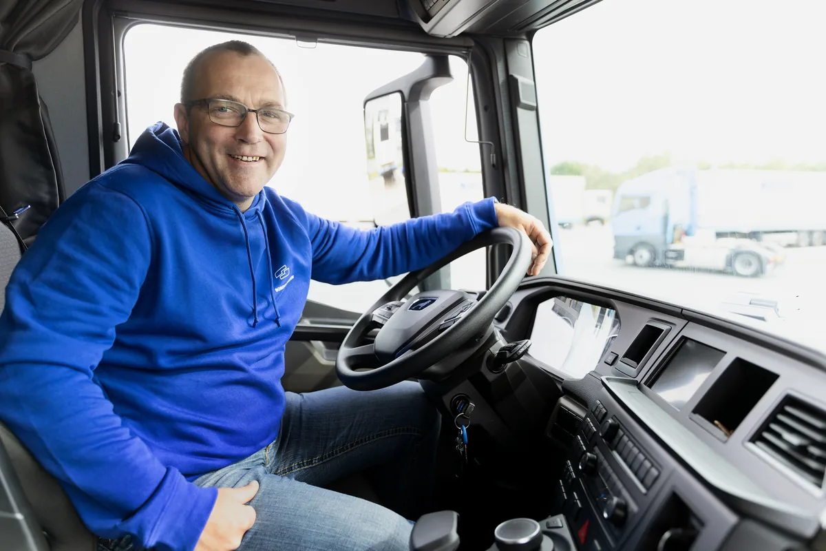 Fahrer am Steuer seines LKW