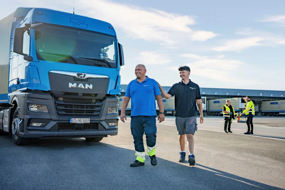 Zwei Fahrer gehen gemeinsam zu ihrem LKW