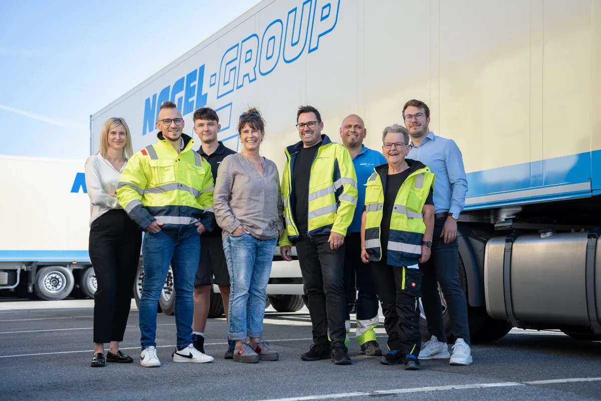 Team der Nagel-Group vor einem Kühlauflieger