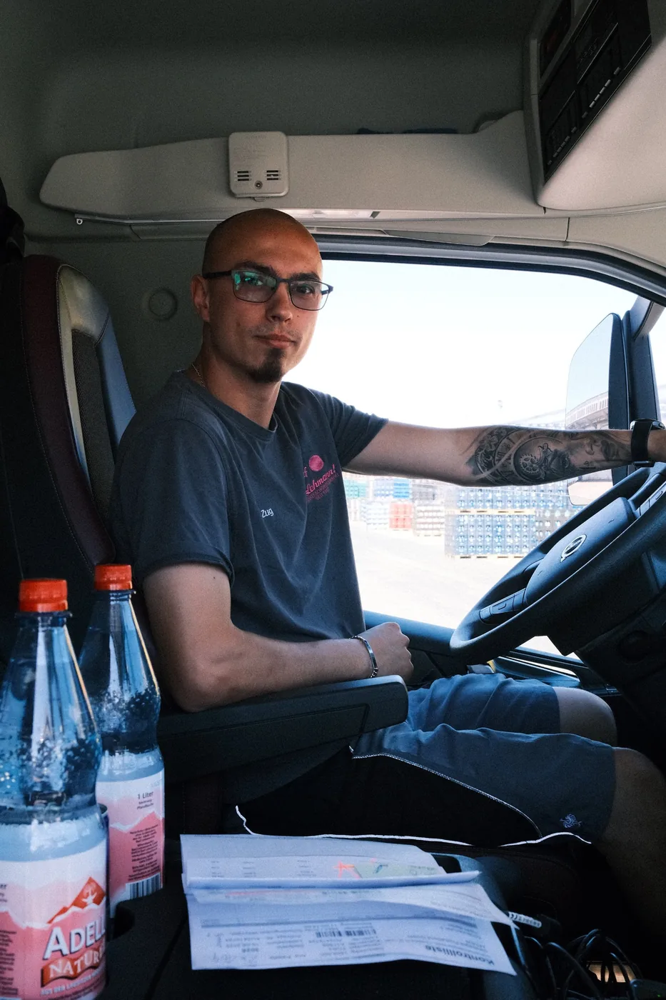 Junger Lehmann-Fahrer im LKW