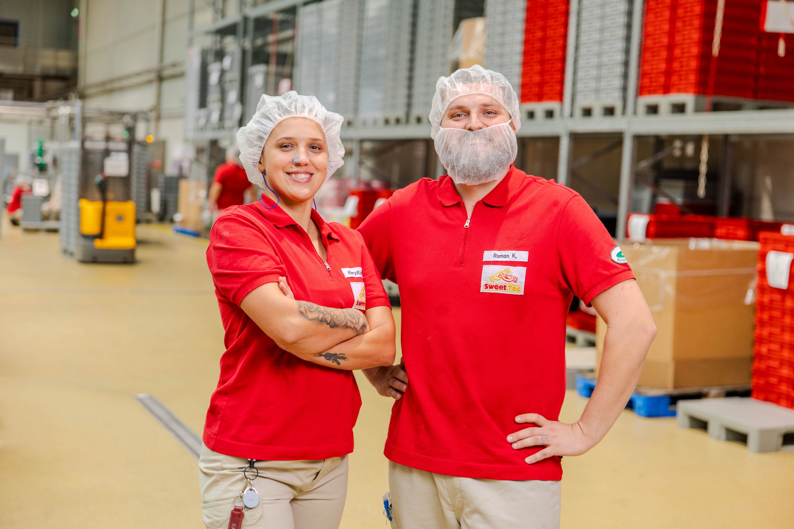 Zwei Sweet Tec Mitarbeitende in der Produktion