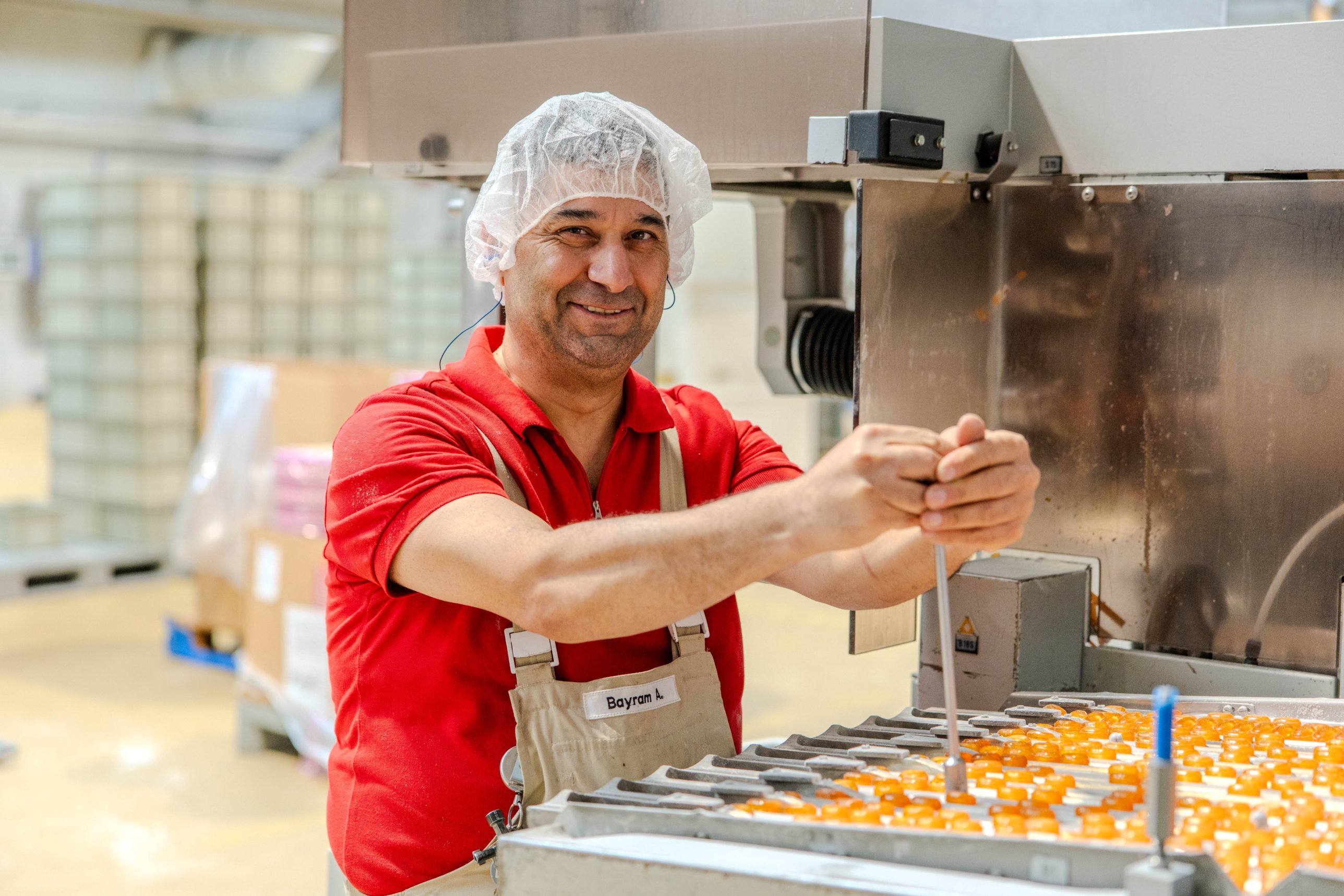 Sweet Tec Mitarbeiter bei der Wartung einer Maschine