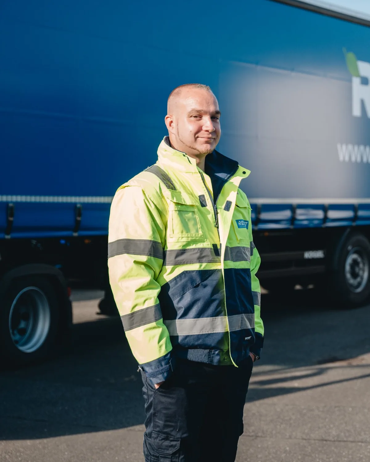 Fahrer vor einem RECHT-LKW