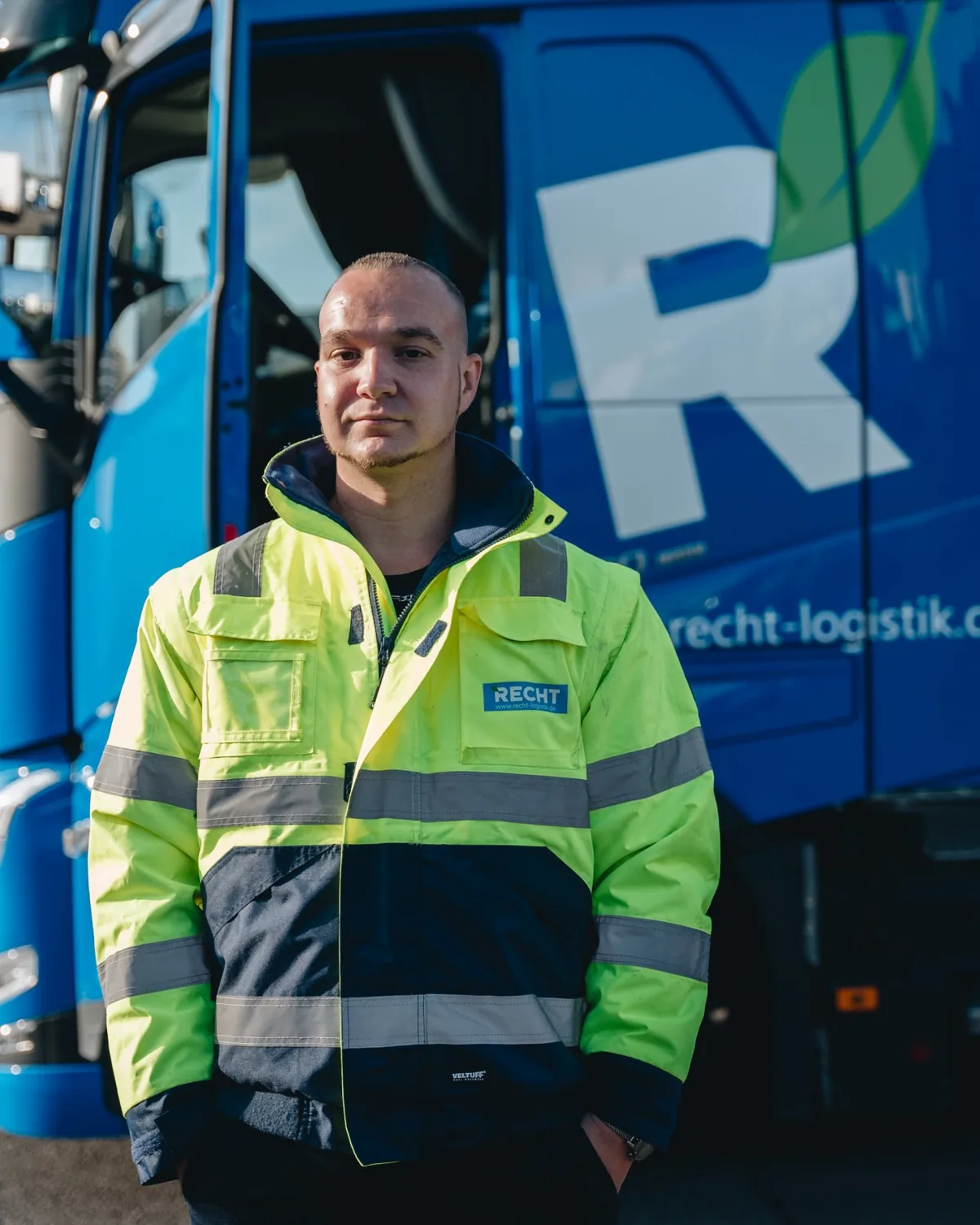 Fahrer vor einem RECHT-LKW