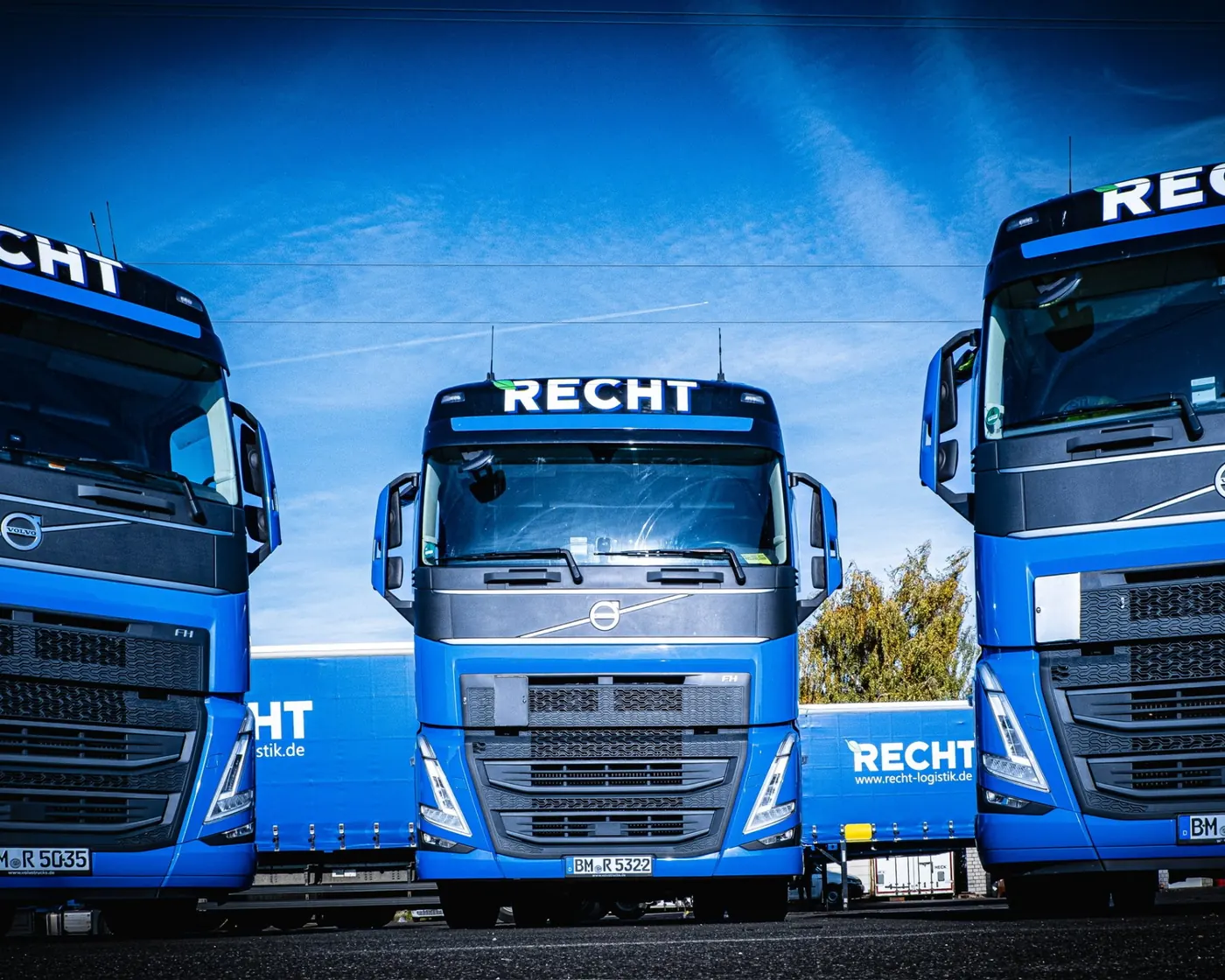 Drei blaue RECHT-LKW nebeneinander