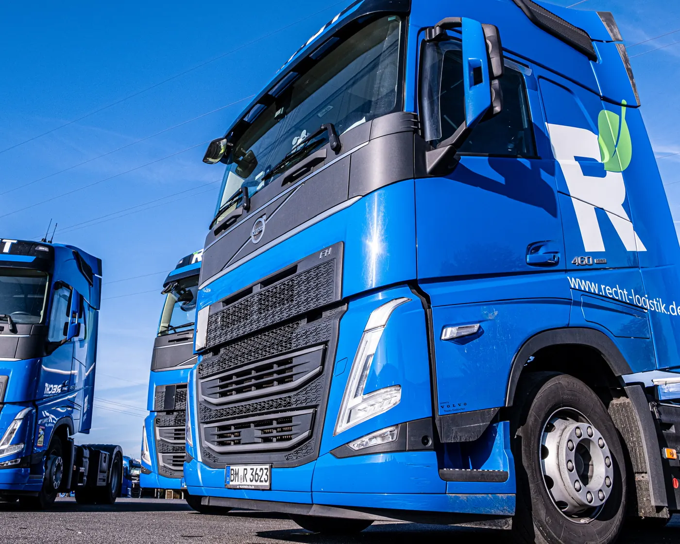 Blaue RECHT-LKW auf dem Hof