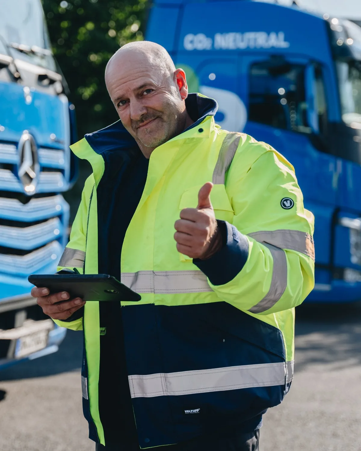 Fahrer mit erhobenem Daumen vor RECHT-LKW