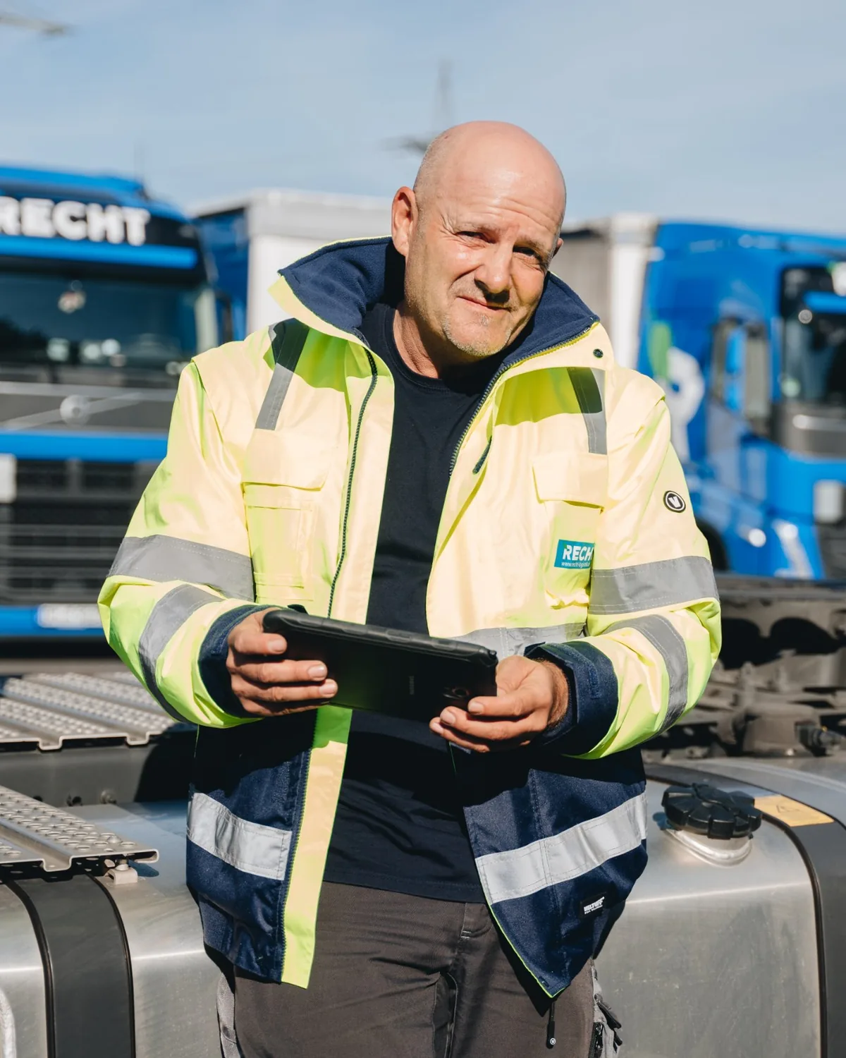 Fahrer mit Tablet vor RECHT-LKW