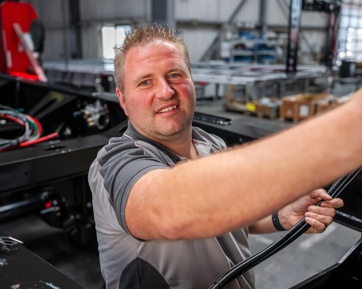 Kögel Mitarbeiter verlegt Kabel am Fahrgestell