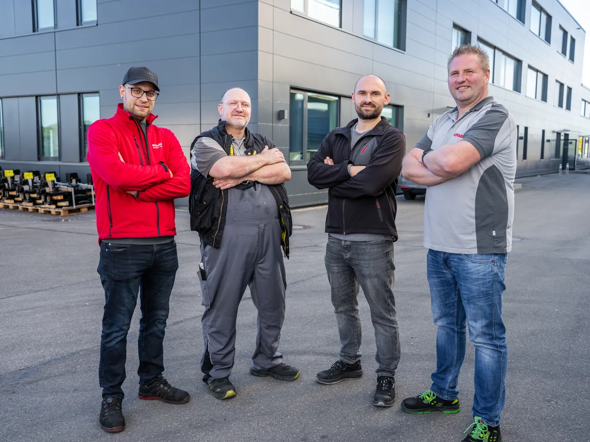 Kögel Team vor dem Gebäude