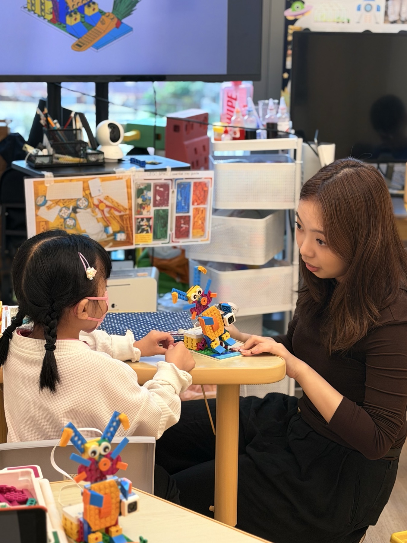 K3 課堂的孩子一起搭建作品