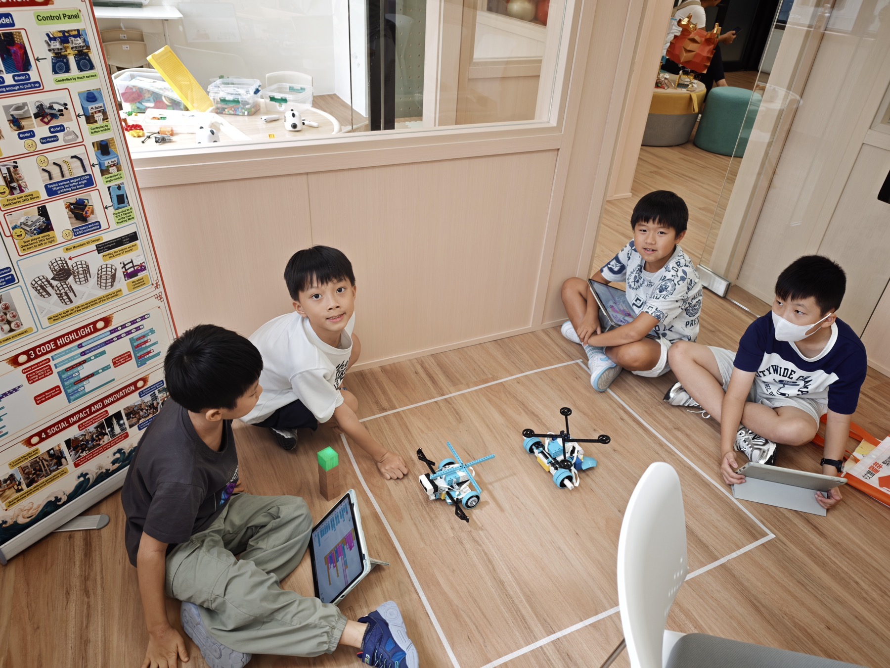學生在課堂測試機械人