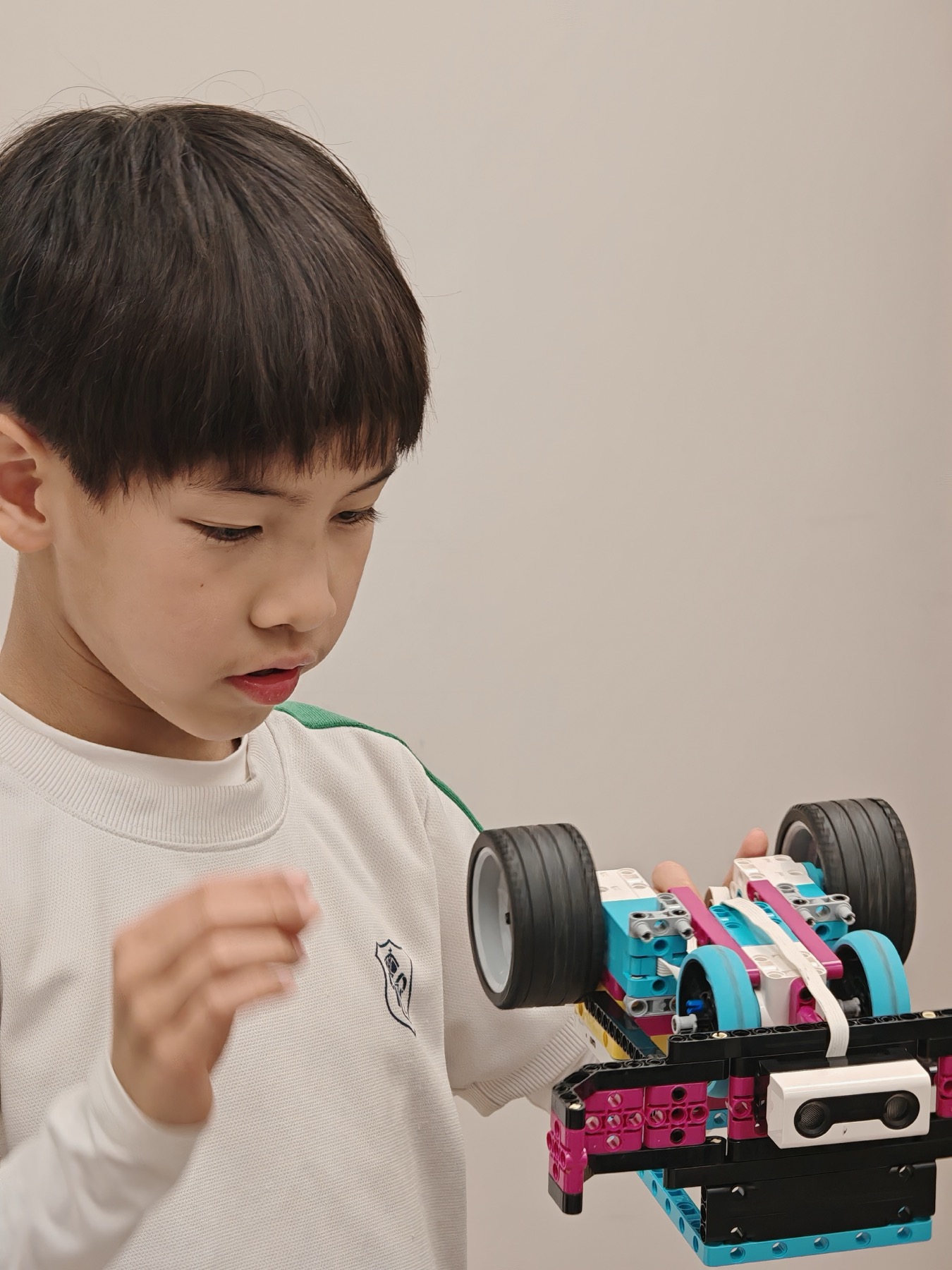 高小學生檢查 LEGO 機械人