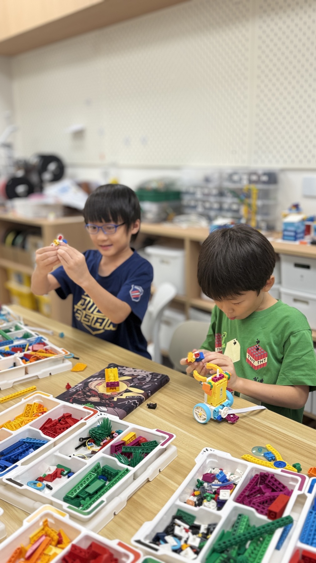 孩子專注製作自己的作品