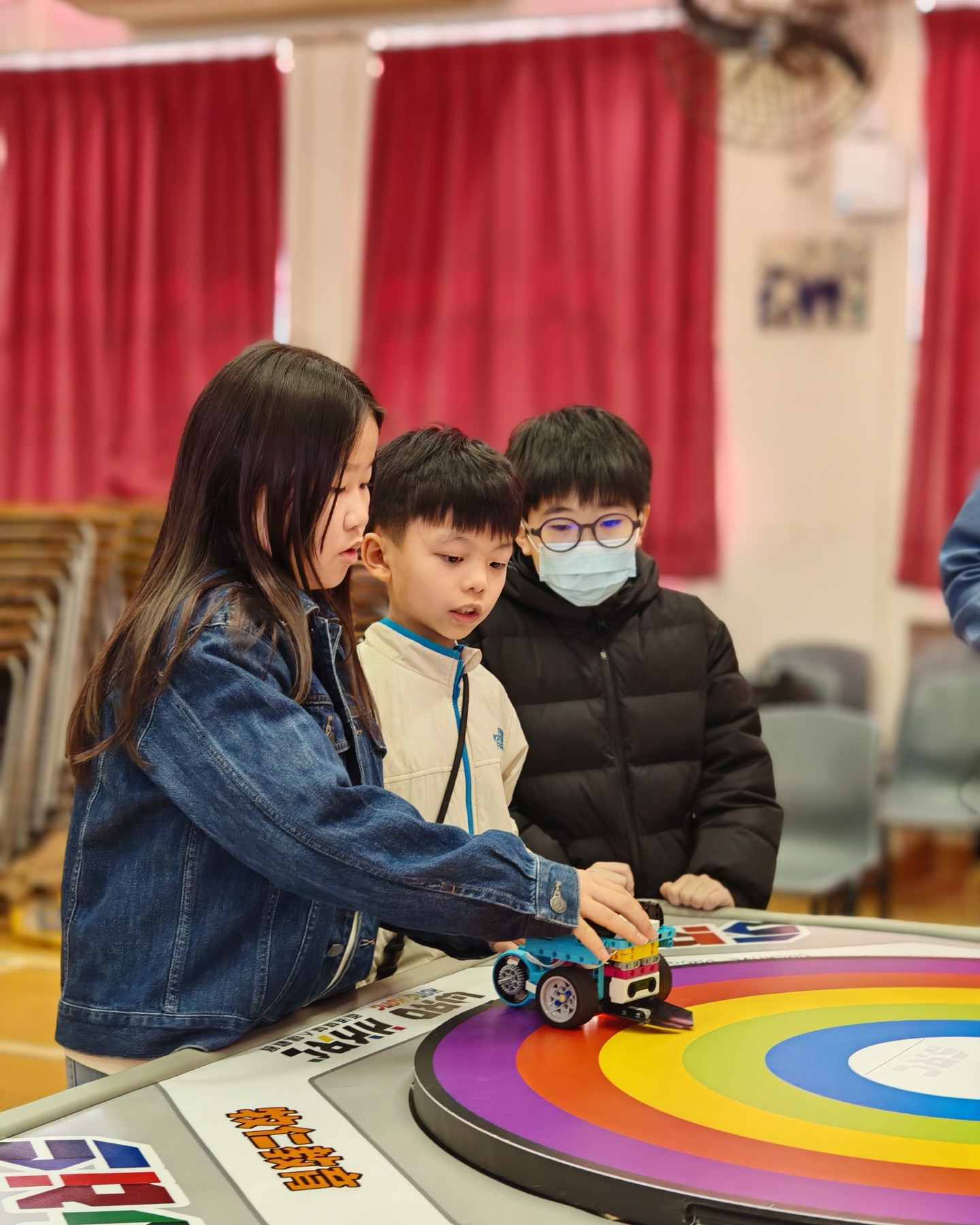 老師與學生在機械人場地