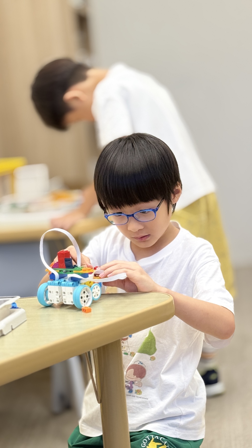 孩子正在組裝機械人