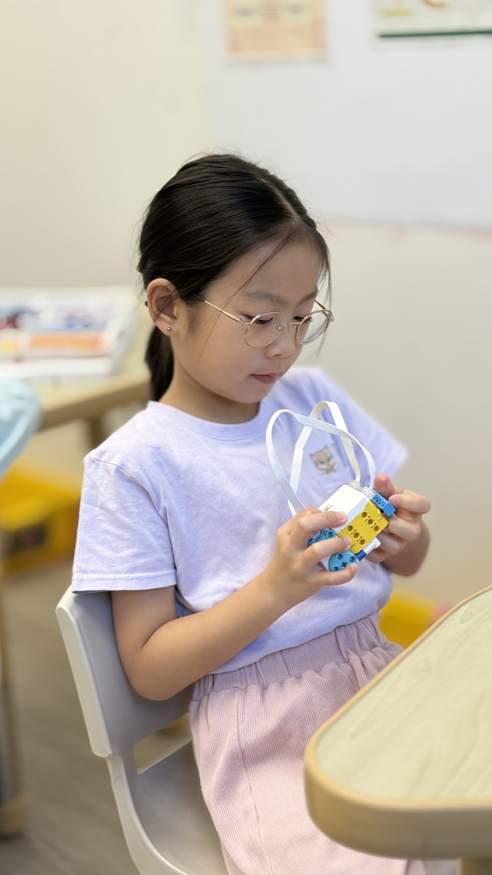 學生檢查 LEGO 機械結構