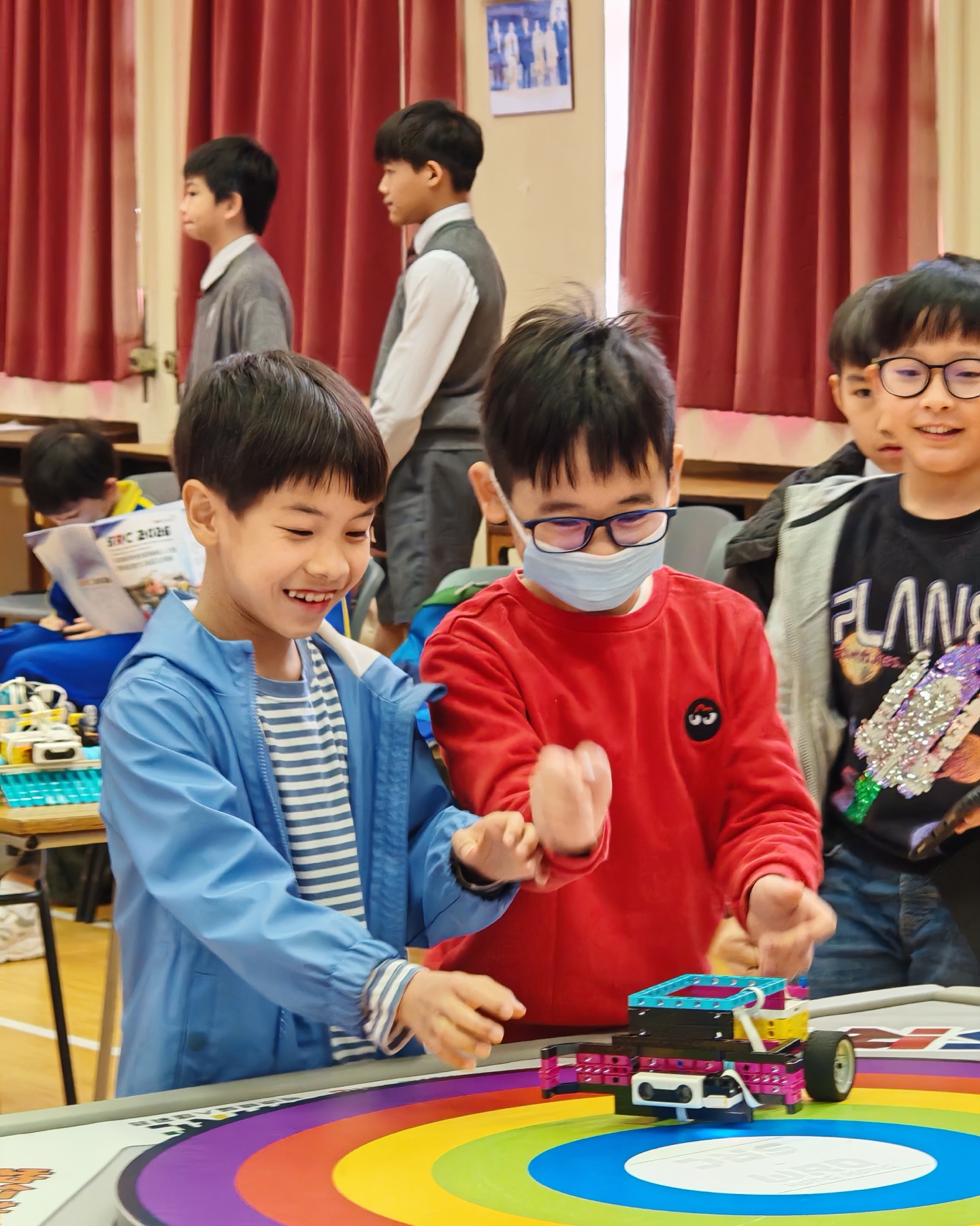 孩子在機械人場地一起合作
