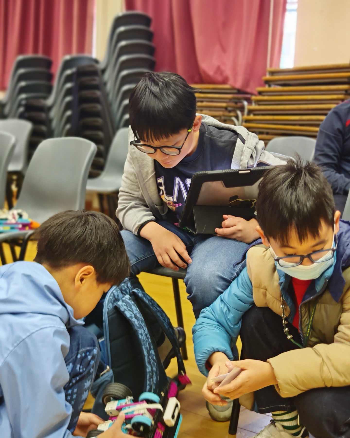 老師指導學生小組