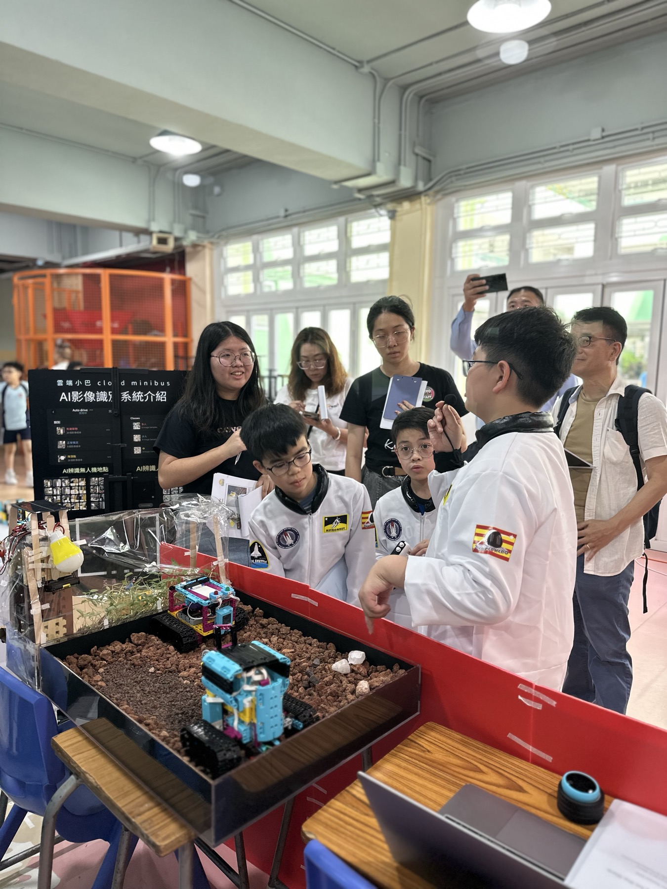 Explaining a robot to visitors