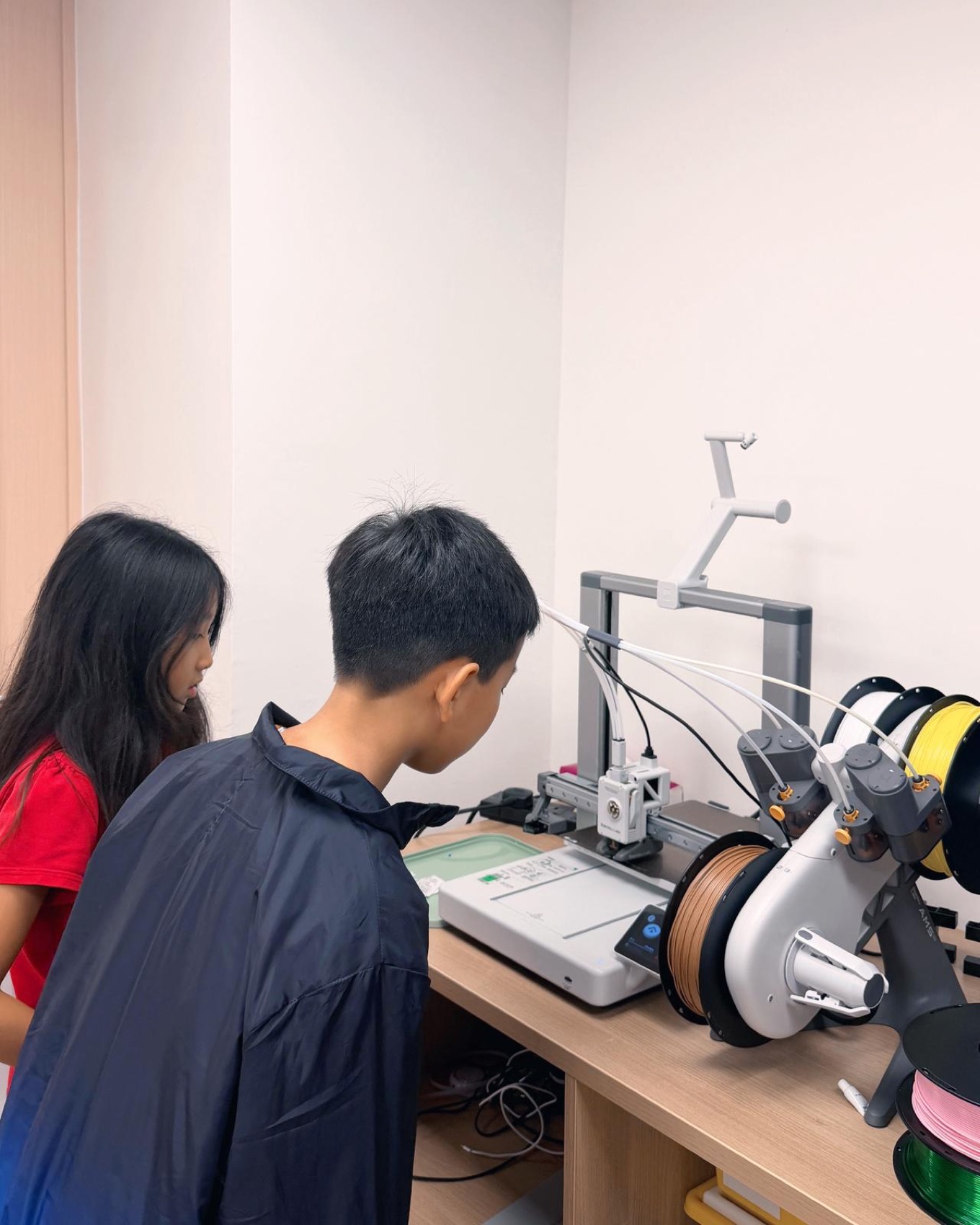 Exploring a 3D printer with a teacher