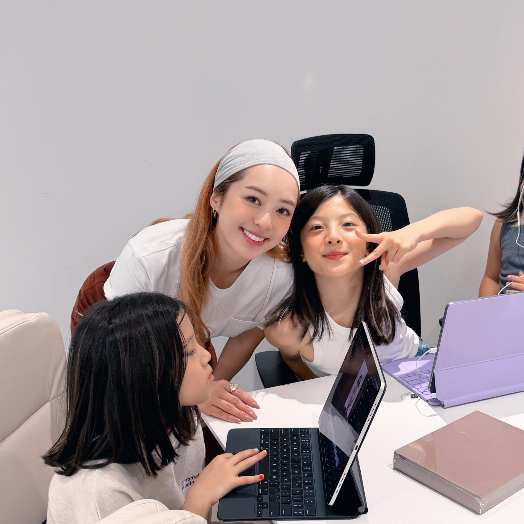 Pamela supporting students during a Digital Creator Lab session