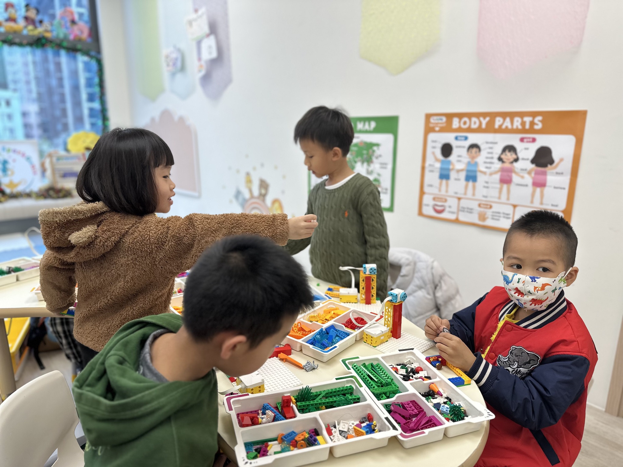 Students learning with LEGO at SUP