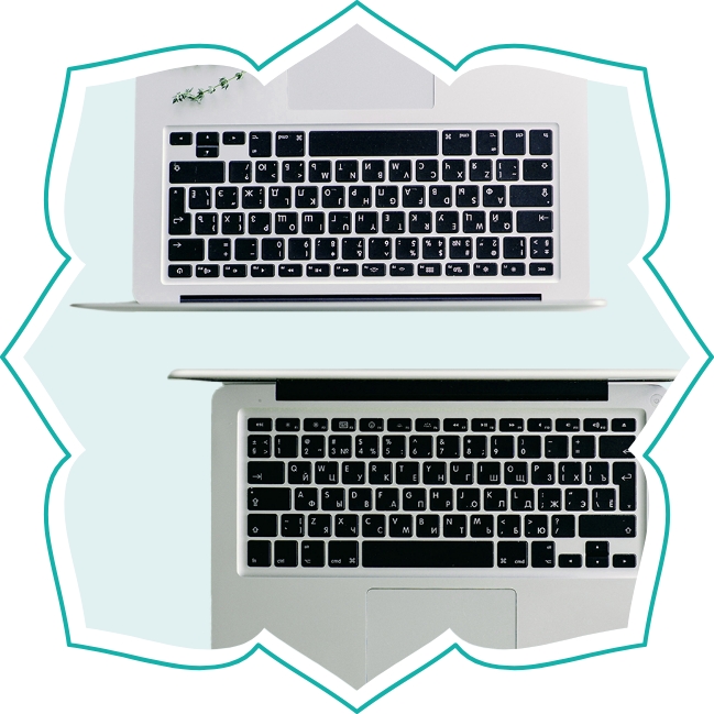 Zwei Laptops von oben, die sich mit der Rückseite gegenüber stehen.