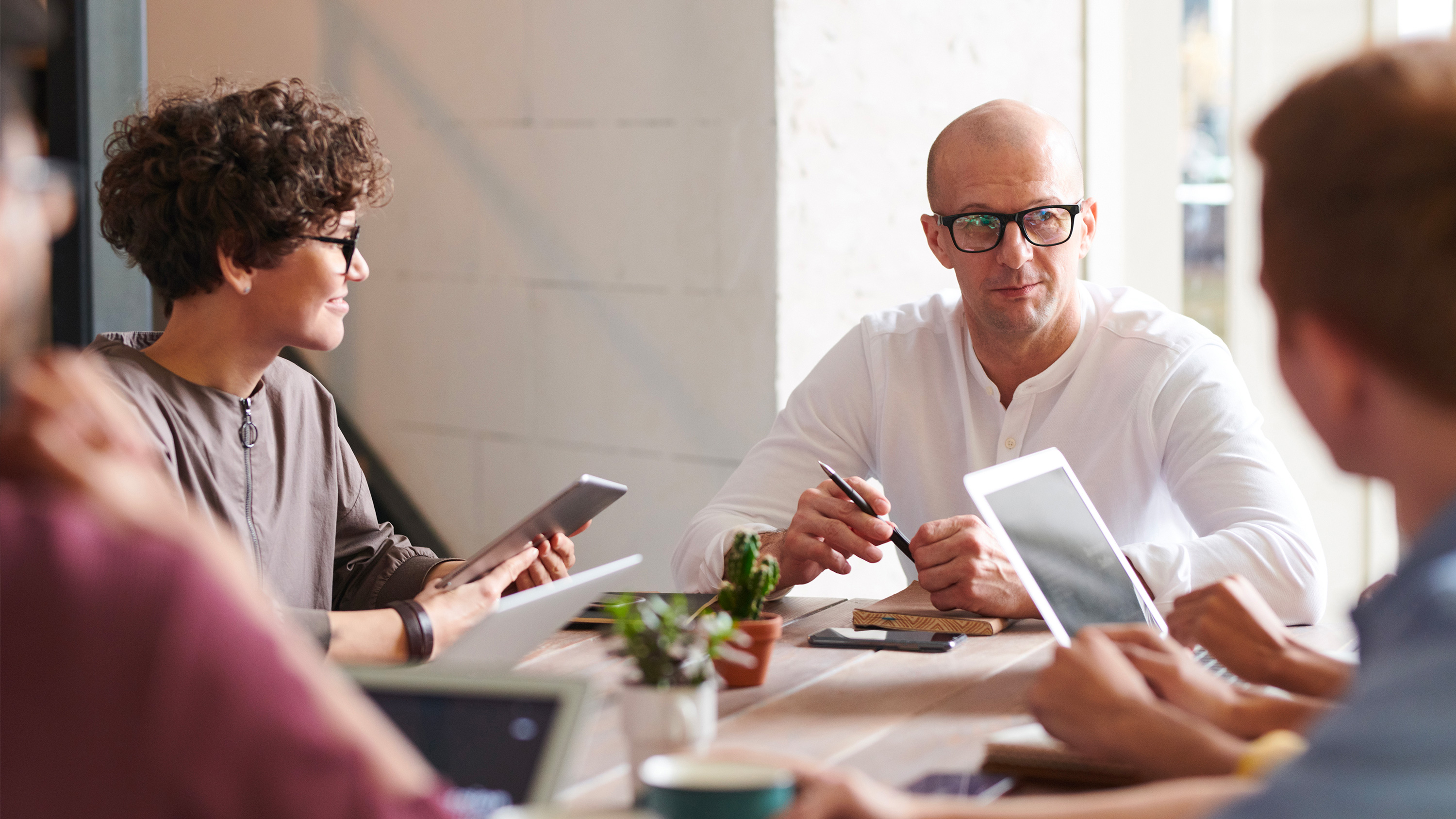 Does group learning needs an expert facilitator in the room?