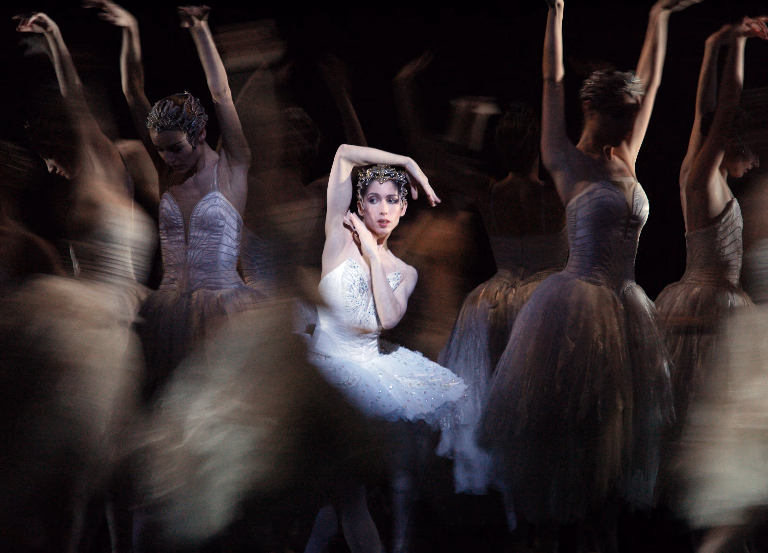 Leanne Benjamin surrounded by an ensemble of dancers