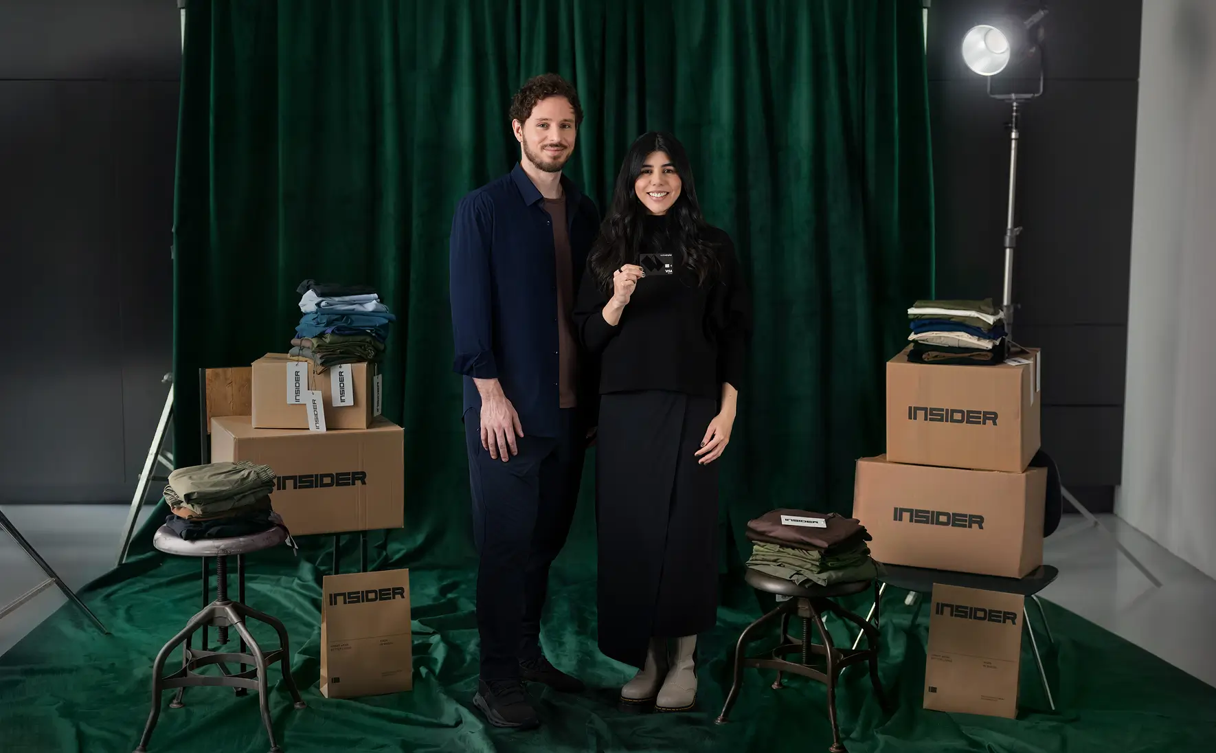 Founders da Insider com o cartão da Conta Simples