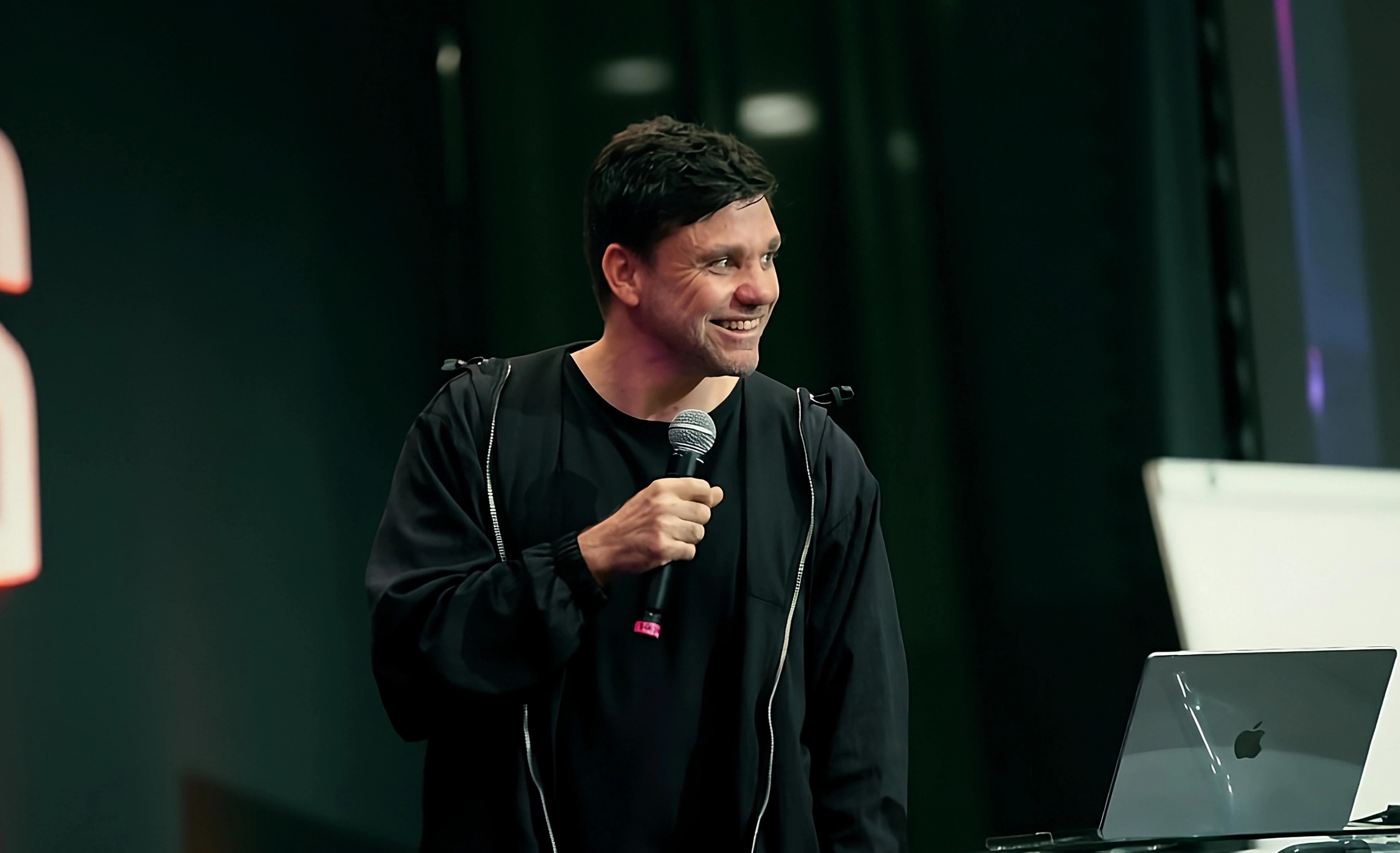 A mão de uma pessoa segurando o cartão da Conta Simples