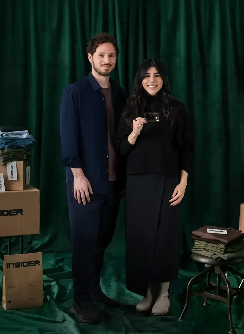 Founders da Insider com o cartão da Conta Simples