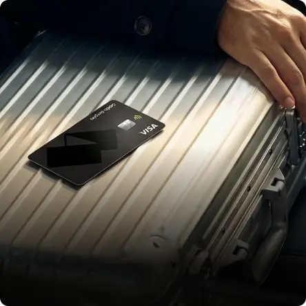 Uma pessoa com a mão na mala