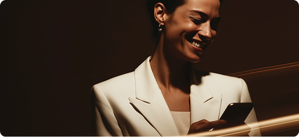 Mulher sorrindo olhando para o celular