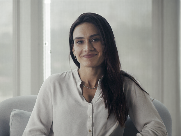 Mulher olhando para frente sorrindo